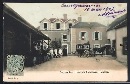 AK Ervy, Hôtel du Commerce avec diligence et personnes devant l`entrée