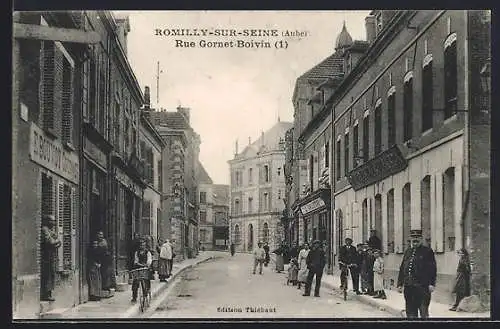 AK Romilly-sur-Seine, Rue Gornet-Boivin animée avec passants et commerces