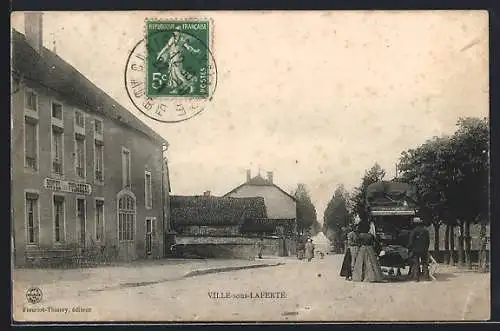 AK Ville-sous-La-Ferté, Rue principale animée avec habitants et voitures