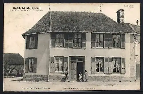 AK Saint-Thibault, La Place et le Café Chapplain