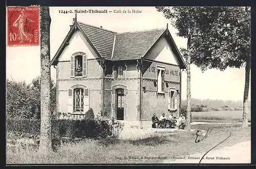 AK Saint-Thibault, Café de la Halte avec des personnes assises à l`entrée