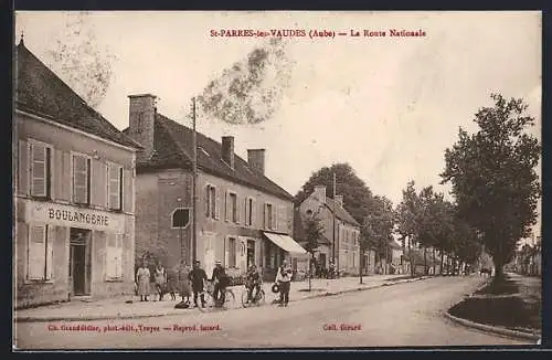 AK Saint-Parres-les-Vaudes, La Route Nationale avec boulangerie et passants