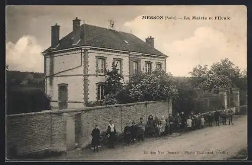 AK Messon, La Mairie et l`École avec des écoliers devant le bâtiment