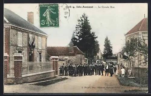 AK Isle-Aumont, La Grande Rue animée avec des habitants rassemblés