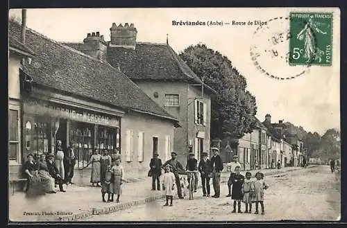 AK Bréviandes, Scène de rue sur la route de Dijon avec habitants devant une mercerie