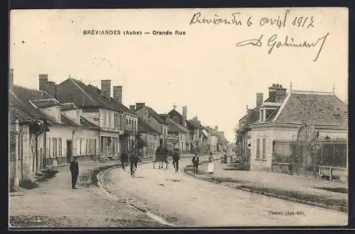 AK Bréviandes, Grande Rue animée avec passants et calèche
