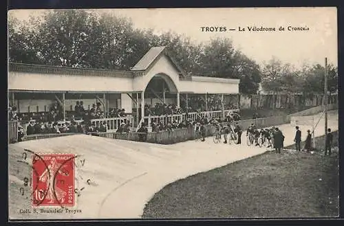 AK Troyes, Le Vélodrome de Croncels avec spectateurs et cyclistes en course