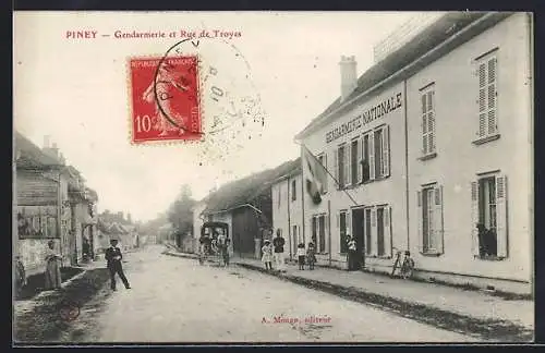 AK Piney, Gendarmerie et Rue de Troyes avec scène de rue animée