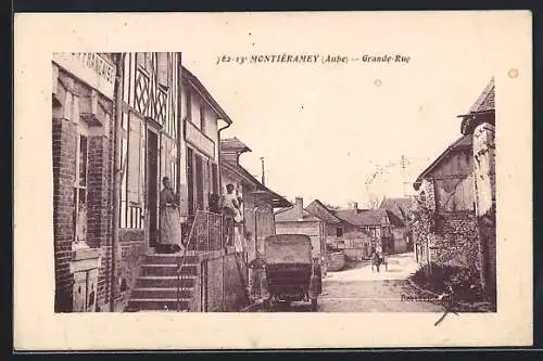 AK Montiéramey, Grande-Rue avec maisons et habitants sur les marches