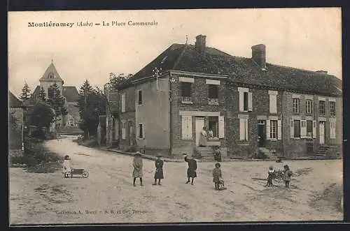 AK Montiéramey, La Place Communale avec des enfants jouant