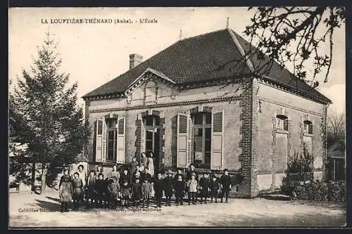 AK La Louptière-Thénard, L`école avec des élèves devant le bâtiment