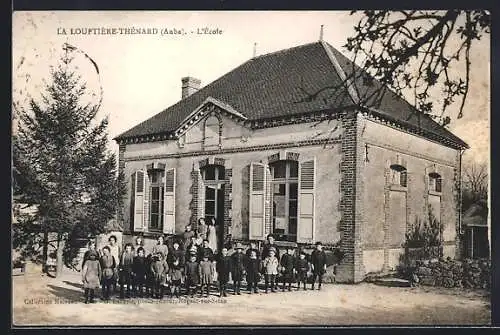 AK La Louptière-Thénard, L`École et les élèves devant le bâtiment scolaire