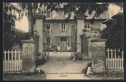 AK Montreuil, Entrée principale d`une maison bourgeoise avec portail en briques et clôtures blanches