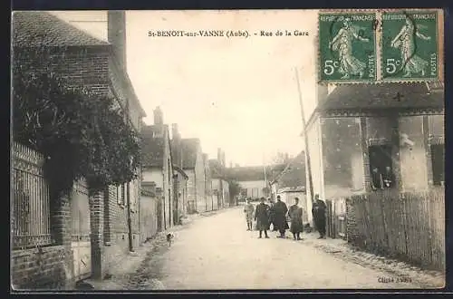 AK Saint-Benoît-sur-Vanne, Rue de la Gare animée avec passants et maisons traditionnelles