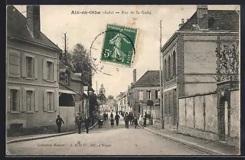 AK Aix-en-Othe, Rue de la Gaité animée avec passants
