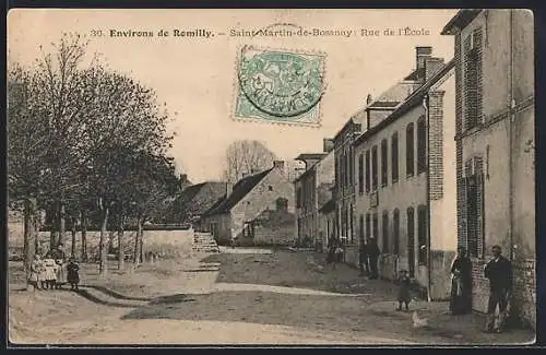 AK Saint-Martin-de-Bossnay, Rue de l`École animée avec habitants et arbres en hiver
