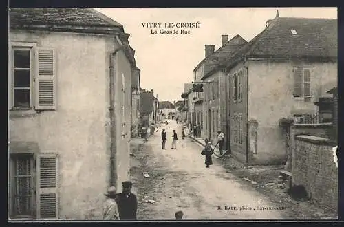 AK Vitry-le-Croisé, La Grande Rue animée avec passants