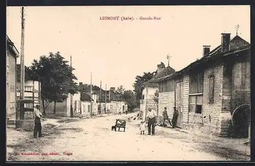 AK Lesmont, Grande-Rue animée avec habitants et maisons anciennes