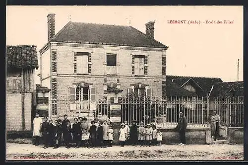 AK Lesmont, École des Filles avec groupe d`élèves devant l`école