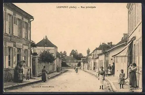 AK Lesmont, Rue principale animée avec habitants et maisons d`époque