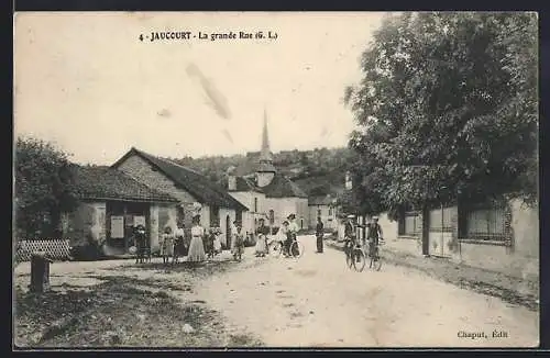 AK Jaucourt, La grande Rue avec villageois et bicyclette