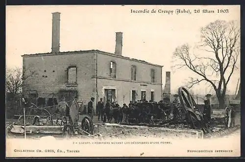AK Crespy, Pompiers noyant les décombres d`une ferme après l`incendie du 26 mars 1903