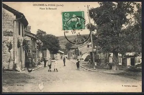AK Colombé-la-Fosse, Place St-Bernard avec habitants dans la rue