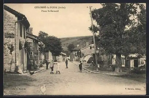 AK Colombé-la-Fosse, Place St-Bernard avec villageois et maisons rurales