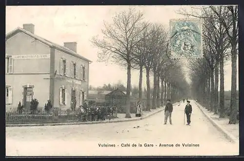 AK Vulaines, Café de la Gare et avenue bordée d`arbres