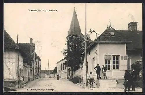 AK Ramerupt, Grande-Rue avec villageois et clocher de l`église