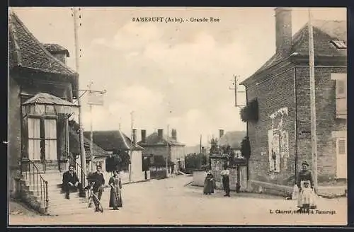 AK Ramerupt, Grande Rue avec habitants et bâtiments historiques