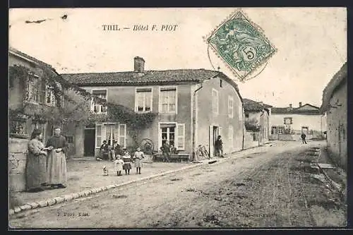 AK Thil, Hôtel F. Piot et scene de rue animée
