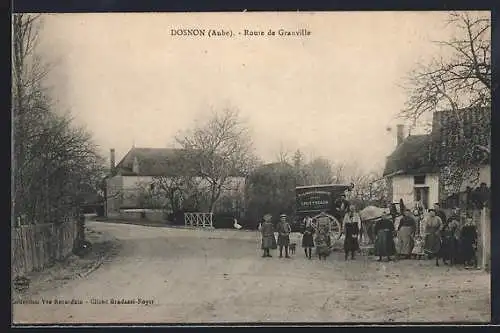 AK Dosnon, Route de Granville avec groupe de villageois en hiver