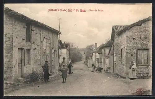 AK Jessains, Rue de l`Église animée avec villageois et maisons en pierre