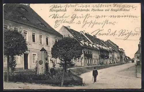 AK Königsbrück, Schlossstrasse, Pfarrhaus und Kriegerdenkmal