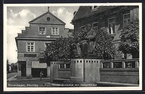 AK Stavenhagen /Mecklbg., Fritz-Reuter-Denkmal mit Geburtshaus und Friseurgeschäft Erich Barder