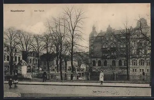AK Neumünster, Strassenpartie am Teich mit Geschäften