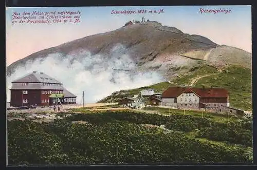AK Schlesierhaus, Aus dem Melzergrund aufsteigende Nebelwolken an der Berghütte und an der Riesenbaude, Schneekoppe