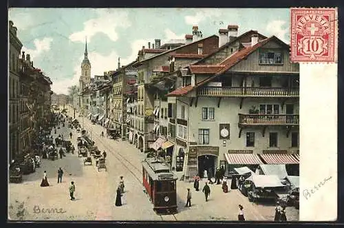 AK Bern, Strassenbahn in Fahrt in der Spitalgasse, Geschäfte, um 1900