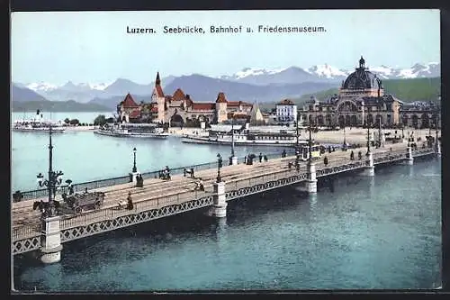 AK Luzern, Seebrücke mit Strassenbahn, Bahnhof und Friedensmuseum