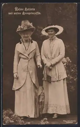 AK Kaiserin Auguste Victoria Königin von Preussen mit der Kronprinzessin bei einem Spaziergang