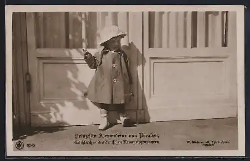 AK Prinzessin Alexandrine von Preussen, Tochter des deutschen Kronprinzenpaares im Mantel mit Hut