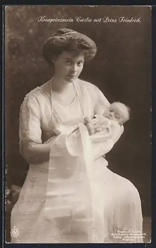 AK Kronprinzessin Cecilie mit Prinz Friedrich auf dem Arm