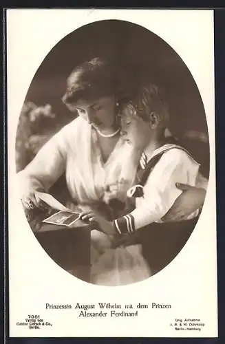 AK Prinzessin August Wilhelm von Preussen schaut sich Bilder mit dem Prinzen Alexander Ferdinand an
