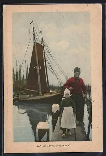 AK Volendam, Niederländer mit Mädchen am Hafen