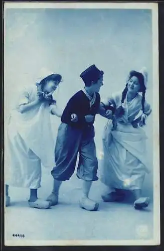 AK Drei junge Holländer in niederländischen traditionellen Trachten