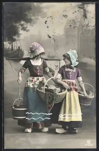 AK Zwei niederländische Mädchen tragen Körbe und Eimer