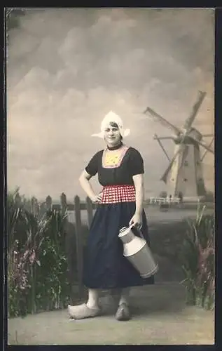 AK Niederländerin in Tracht mit Milchkanne, Im Hintergrund Windmühle