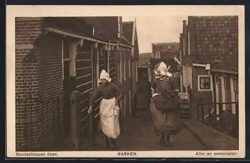 AK Marken, Boodschappen doen, Zwei Niederländerinnen in Tracht