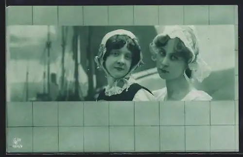 AK Zwei Niederländerinnen mit Hauben vor Segelbooten